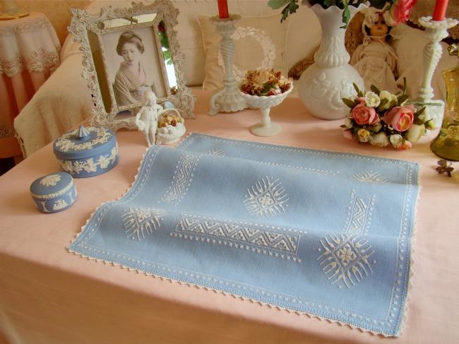 Adorable centre de table en lin bleu avec broderie Hargander blanche