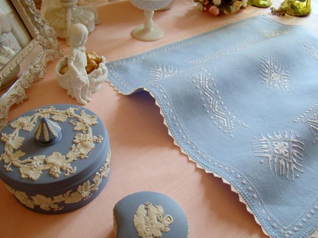 Adorable centre de table en lin bleu avec broderie Hargander blanche