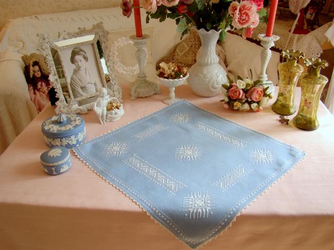 Adorable centre de table en lin bleu avec broderie Hargander blanche