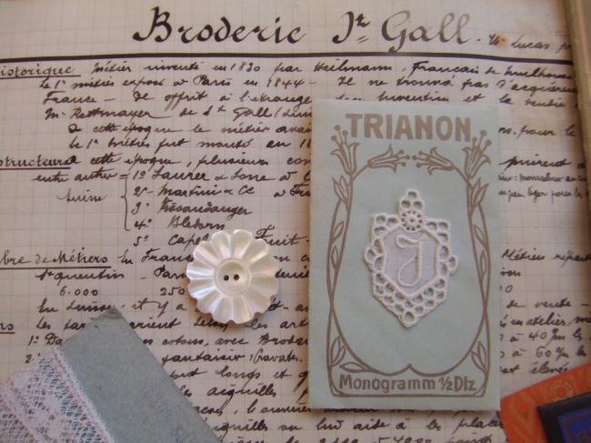 Superbe monogramme J dans un cartouche ajouré de fine batiste 1900-20