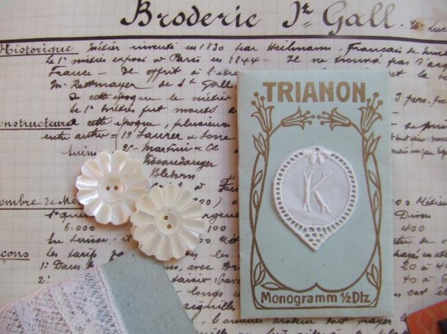 Gracieux monogramme K dans un cartouche ajouré en fine batiste 1900-20