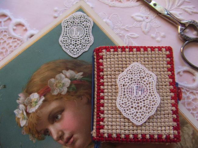 Adorable monogramme L dans un cartouche ajouré en fine batiste 1900-20