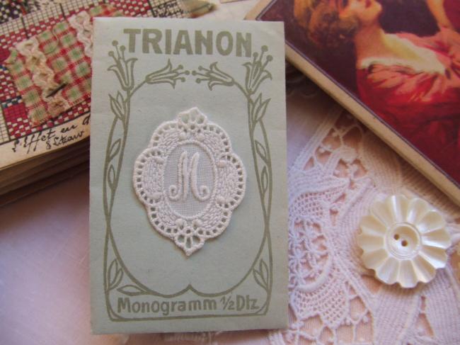 Gracieux monogramme M dans un cartouche ajouré en fine batiste 1900-20