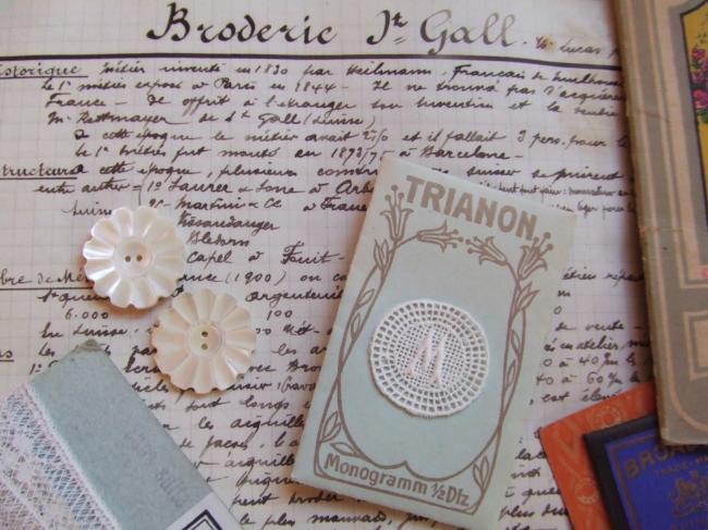 Gracieux monogramme M dans un cartouche ajouré en fine batiste 1900-20