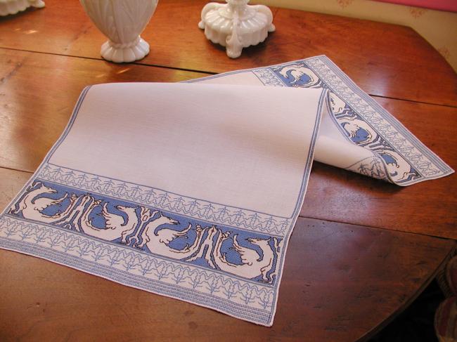 Superb table runner in linen with hand-embroidered dragons in broderie d'Assise