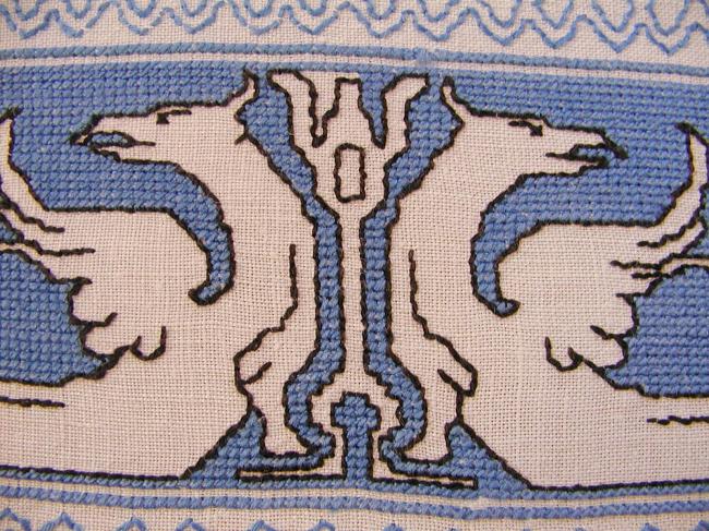 Superb table runner in linen with hand-embroidered dragons in broderie d'Assise