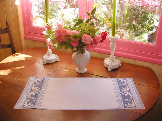 Superb table runner in linen with hand-embroidered dragons in broderie d'Assise