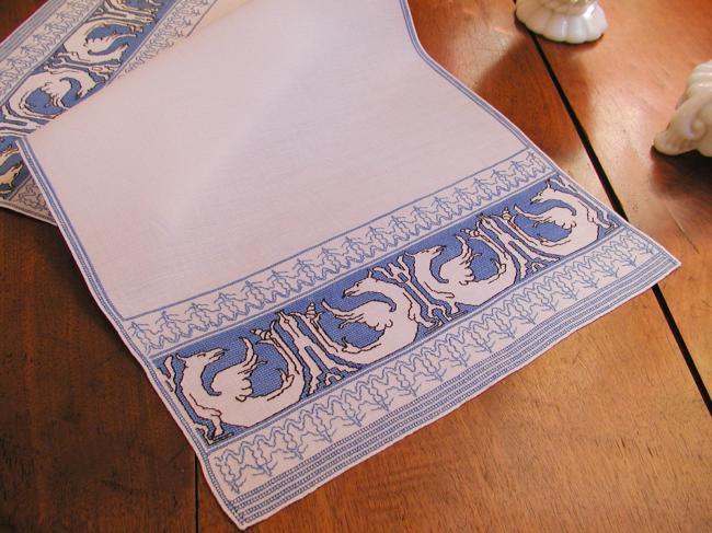 Superb table runner in linen with hand-embroidered dragons in broderie d'Assise