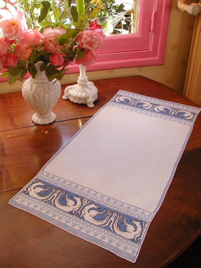 Superb table runner in linen with hand-embroidered dragons in broderie d'Assise