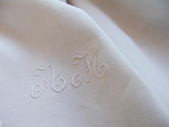 Romantique drap brodé avec superbe dentelle festonnée de filet, monogramme AM