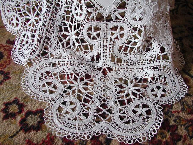 Exceptional  large tablecloth with somptuous large Cluny bobbin lace