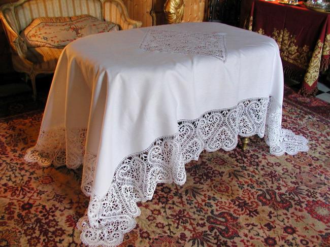 Exceptional  large tablecloth with somptuous large Cluny bobbin lace