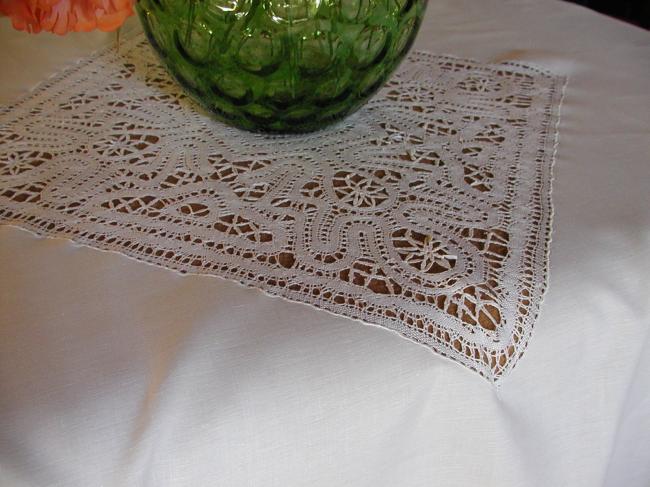 Exceptional  large tablecloth with somptuous large Cluny bobbin lace