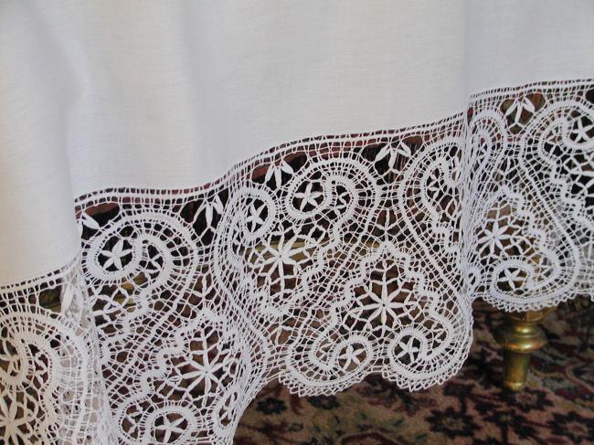 Exceptional  large tablecloth with somptuous large Cluny bobbin lace