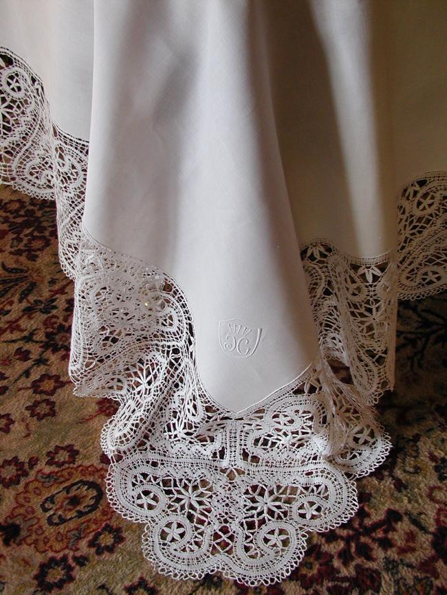 Exceptional  large tablecloth with somptuous large Cluny bobbin lace