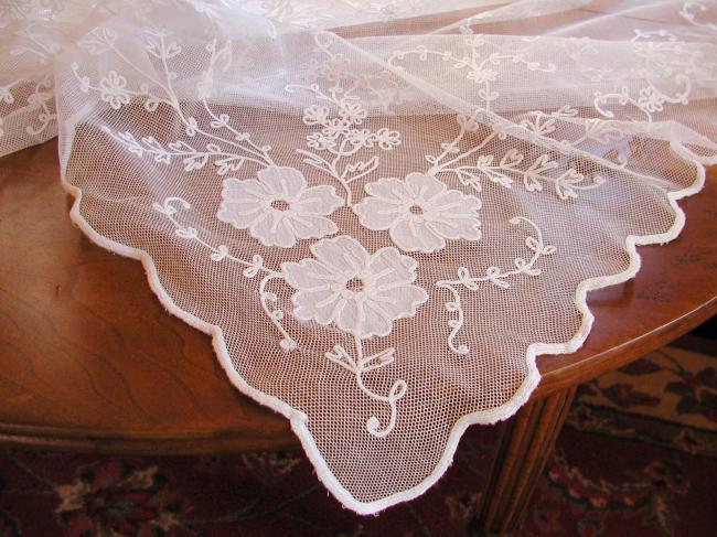 Exceptional Carrickmacross appliqués tablecloth with Cornely embroidery