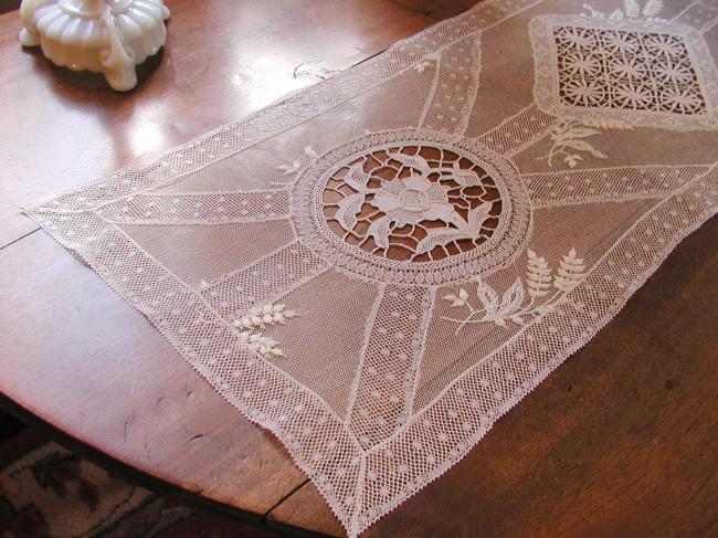 Romantique chemin de table en dentelle dite 'fond de bonnet', point de Venise