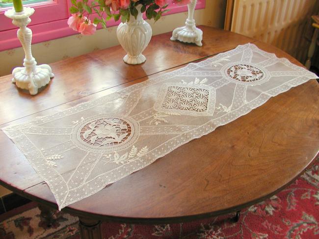 Romantique chemin de table en dentelle dite 'fond de bonnet', point de Venise