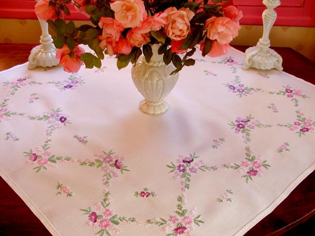 Really stunning tablecloth with hand-embroidered daisies flowers