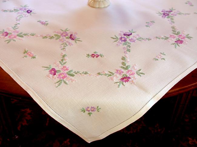 Really stunning tablecloth with hand-embroidered daisies flowers