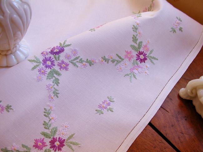 Really stunning tablecloth with hand-embroidered daisies flowers