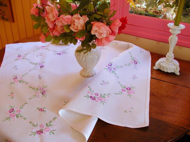 Really stunning tablecloth with hand-embroidered daisies flowers