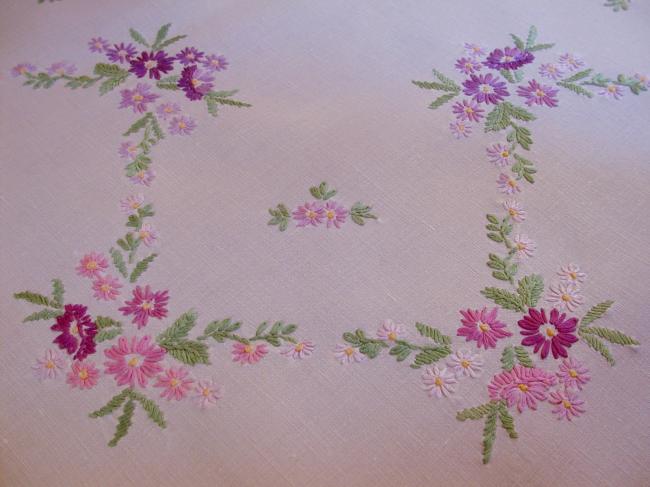 Really stunning tablecloth with hand-embroidered daisies flowers