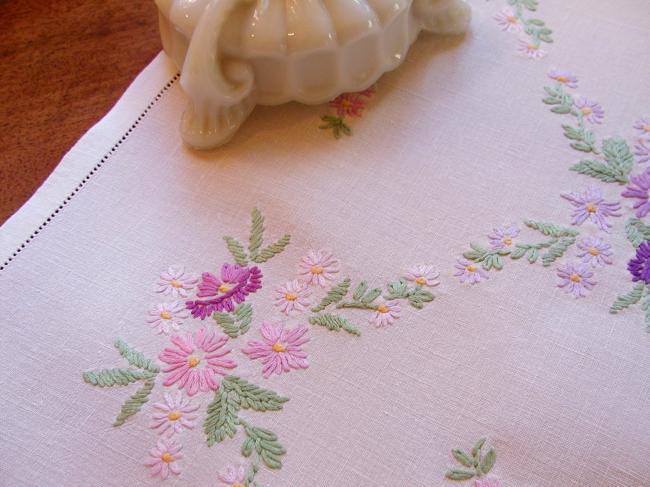 Really stunning tablecloth with hand-embroidered daisies flowers