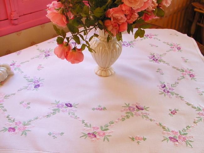 Really stunning tablecloth with hand-embroidered daisies flowers