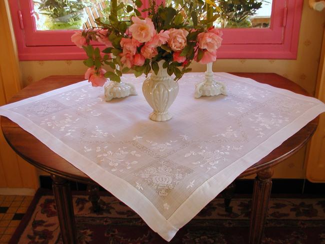 Wonderful Pinã tablecloth with hand embroidered flowers and drawn thread works