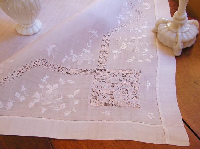 Wonderful Pinã tablecloth with hand embroidered flowers and drawn thread works