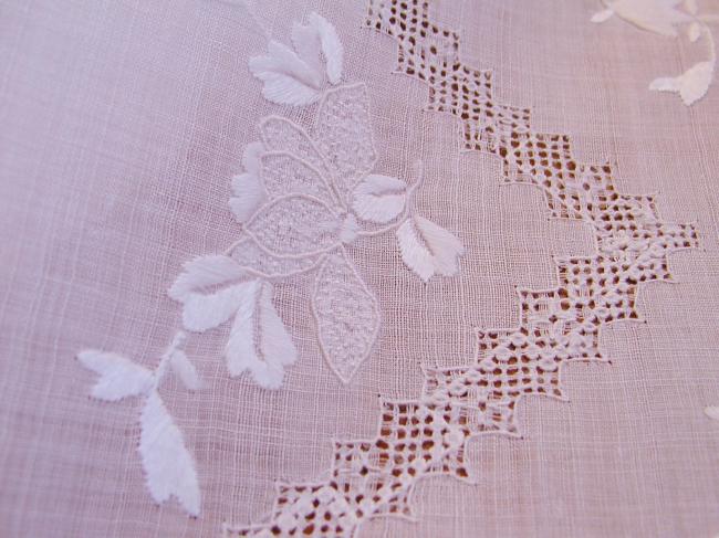 Wonderful Pinã tablecloth with hand embroidered flowers and drawn thread works