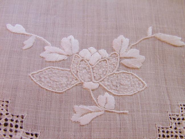 Wonderful Pinã tablecloth with hand embroidered flowers and drawn thread works