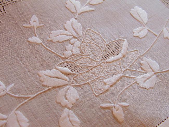 Wonderful Pinã tablecloth with hand embroidered flowers and drawn thread works