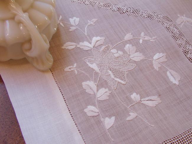 Wonderful Pinã tablecloth with hand embroidered flowers and drawn thread works