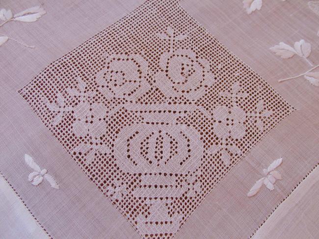 Wonderful Pinã tablecloth with hand embroidered flowers and drawn thread works