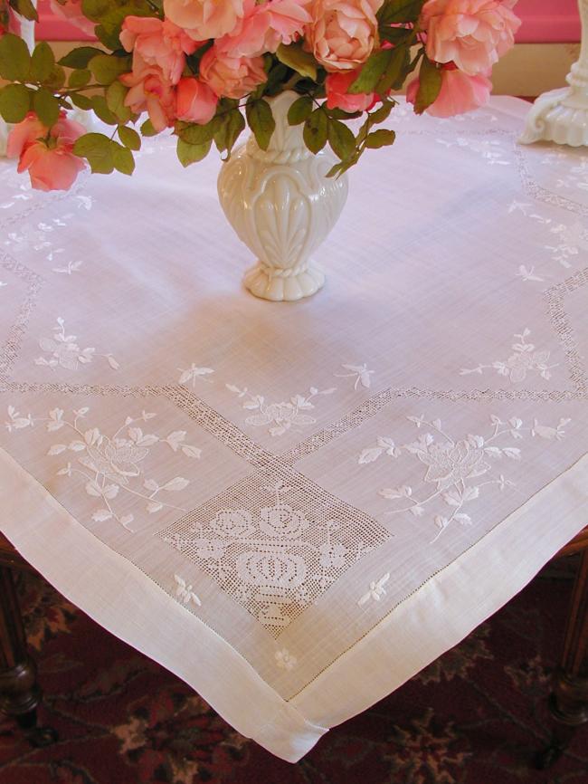 Wonderful Pinã tablecloth with hand embroidered flowers and drawn thread works