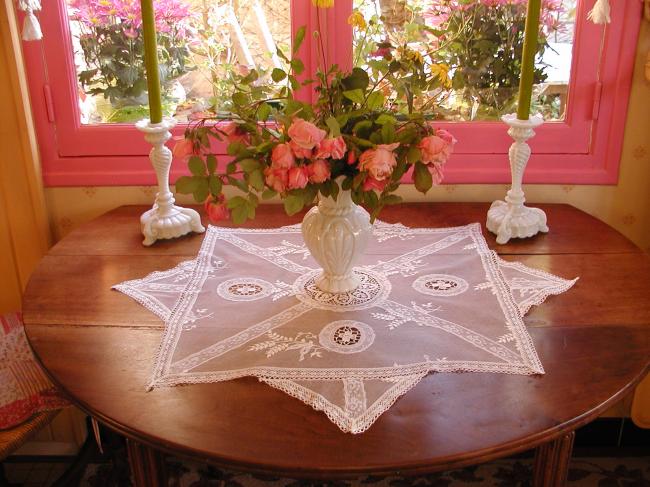 Romantique centre de table en dentelle dite 'fond de bonnet', point de Venise