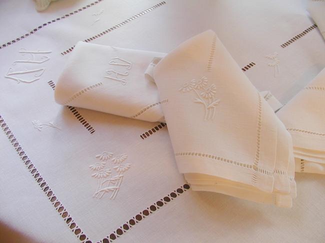 Gorgeous tablecloth with its 6 napkins & 2 tray cloths, with monogram HV