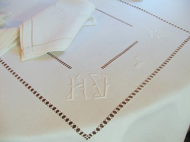 Gorgeous tablecloth with its 6 napkins & 2 tray cloths, with monogram HV