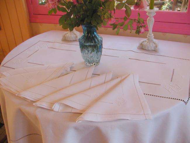 Gorgeous tablecloth with its 6 napkins & 2 tray cloths, with monogram HV