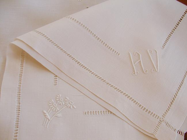 Gorgeous tablecloth with its 6 napkins & 2 tray cloths, with monogram HV