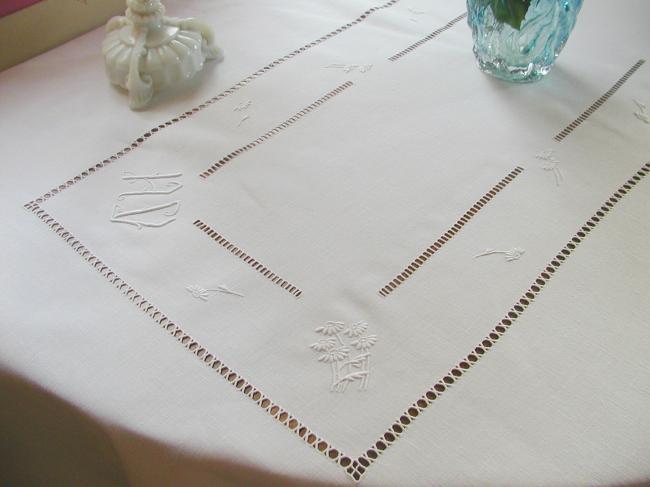 Gorgeous tablecloth with its 6 napkins & 2 tray cloths, with monogram HV