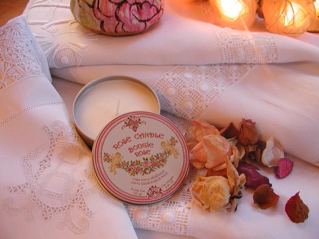 Adorable bougie parfumée à la rose dans une jolie boite décorée d'anges