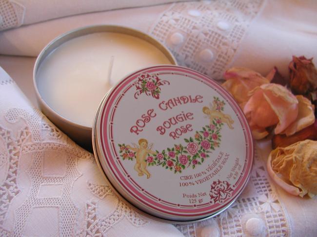 Adorable bougie parfumée à la rose dans une jolie boite décorée d'anges