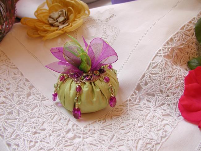 Adorable boule garnie de lavande, petits noeuds & perles, vert tendre