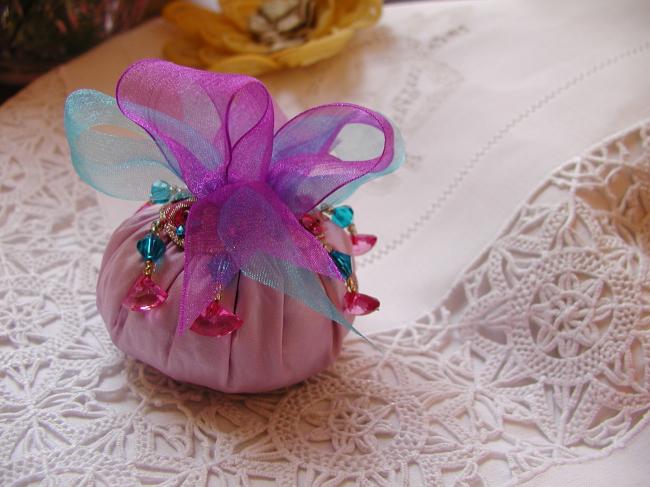 Adorable boule garnie de lavande, petits noeuds & perles, parme et fushia