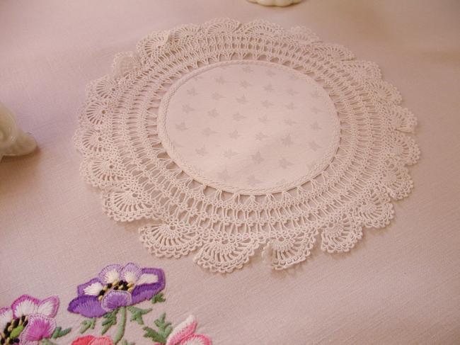 Lovely oval doily in damask with ivy leaves and crochet lace