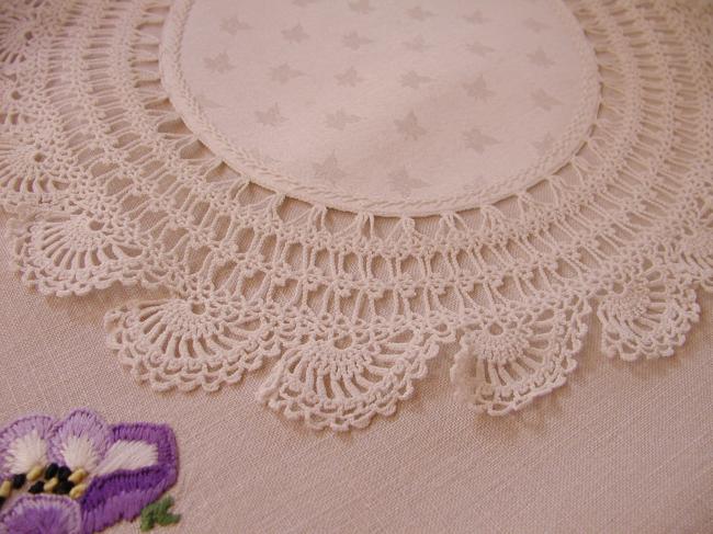 Lovely oval doily in damask with ivy leaves and crochet lace