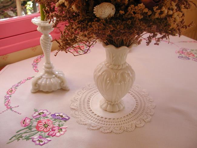 Lovely oval doily in damask with ivy leaves and crochet lace